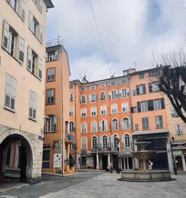 Place Aux Aires Grasse 0*,